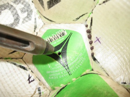 po zašití pri ventile pre novú dušu musím zväčšiť dieru pre ventil, 